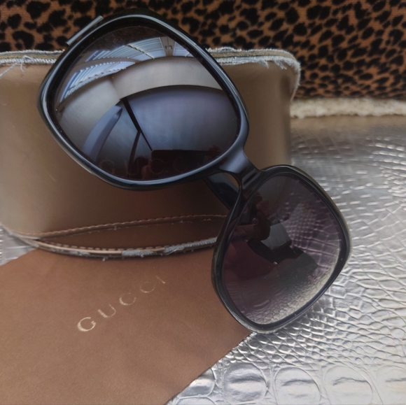 Pristine Black GUCCI Oversized Buckle Sunglasses Square - Italy - designer bow - Picture 3 of 8